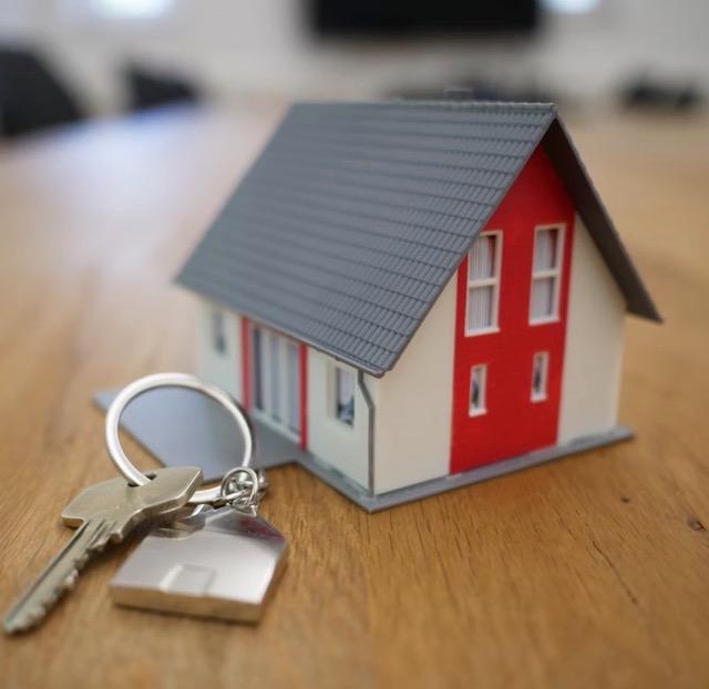 Modell eines Hauses mit Schlüssel